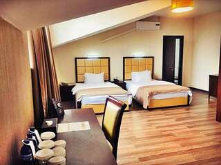 Отель Hotel Orion Old Town Тбилиси Семейный люкс-2