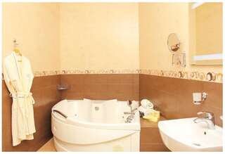 Отель Hotel Orion Old Town Тбилиси Люкс с 2 спальнями-11